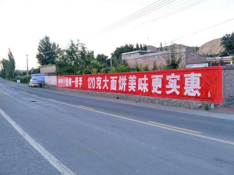 光与字舞动在城市的灯火辉煌中